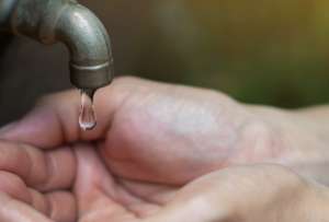 El Ministerio de Ambiente y Energía presentó una denuncia penal tras la ruptura intencional de una tubería que dejó sin agua a miles de familias.