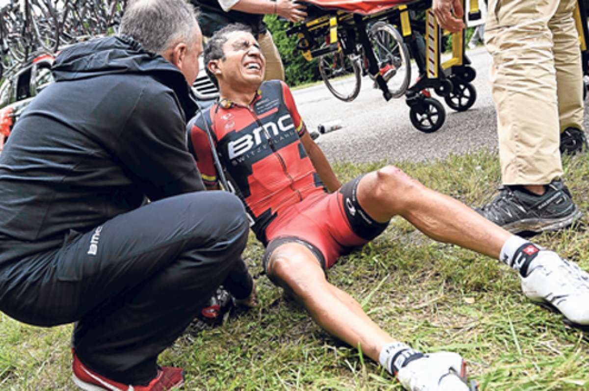 Atapuma, conocido como el &lsquo;puma Darwin&rsquo;, es atendido por miembros de su equipo durante una ca&iacute;da. El ciclista tendr&aacute; 10 d&iacute;as de reposo, informaron. Foto: Inetrnet