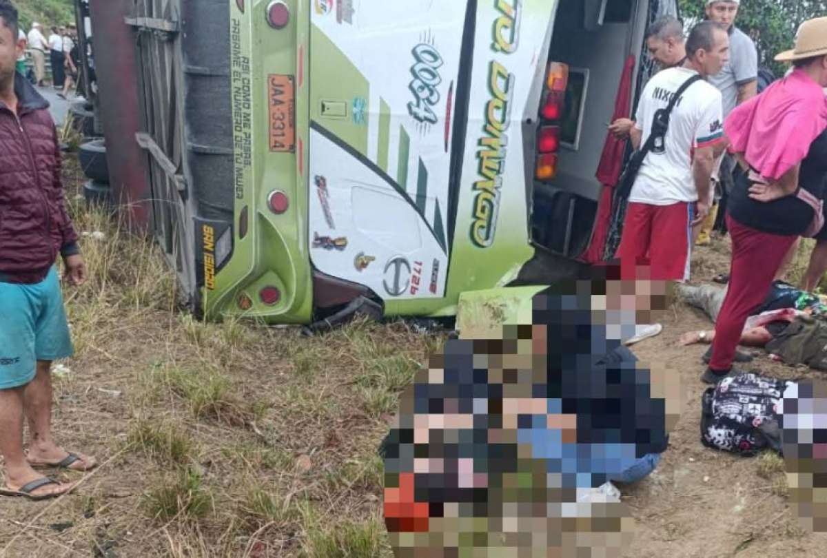 Un viaje que terminó en tragedia: 10 muertos tras accidente de bus en Chone