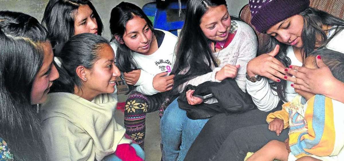 El peque&ntilde;o ni&ntilde;o capt&oacute; m&aacute;s la atenci&oacute;n y el cari&ntilde;o de las integrantes del Club de Periodismo de la UEA. 