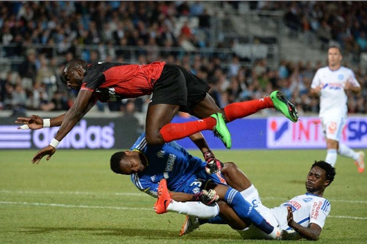 Mandanda (i) se lesion&oacute; el s&aacute;bado en el &uacute;ltimo partido de liga del Marsella, que gan&oacute; 1-0 al Guingamp. Foto: AFP