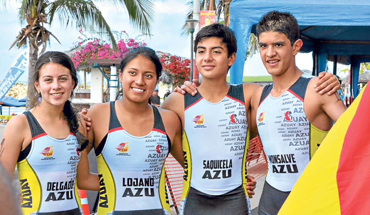De izquierda a derecha, Juliana Delgado, Nancy Lojano, Adri&aacute;n Saquicela, Salvador Monsalve, campeones en relevos mixtos de triatl&oacute;n. Foto: Cortes&iacute;a Ministerio del Deporte.