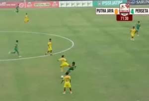 Un futbolista fue suspendido de por vida y multado por una patada sobre un jugador del equipo contrario.