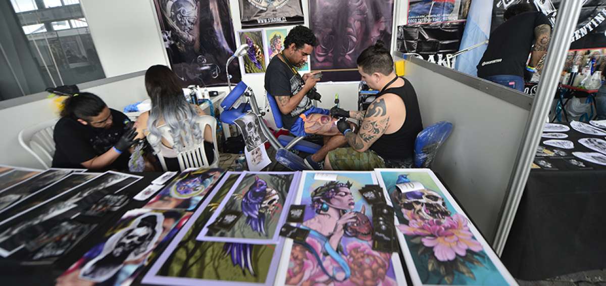 Los asistentes aprovechan para realizarse un tatuaje o tomarse fotos con personalidades internacionales.