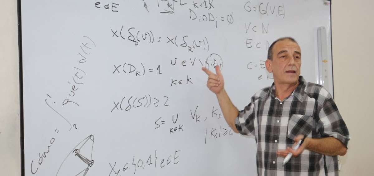 El docente Carles Franquesa explica la investigaci&oacute;n en las aulas de la universidad p&uacute;blica Ikiam. 