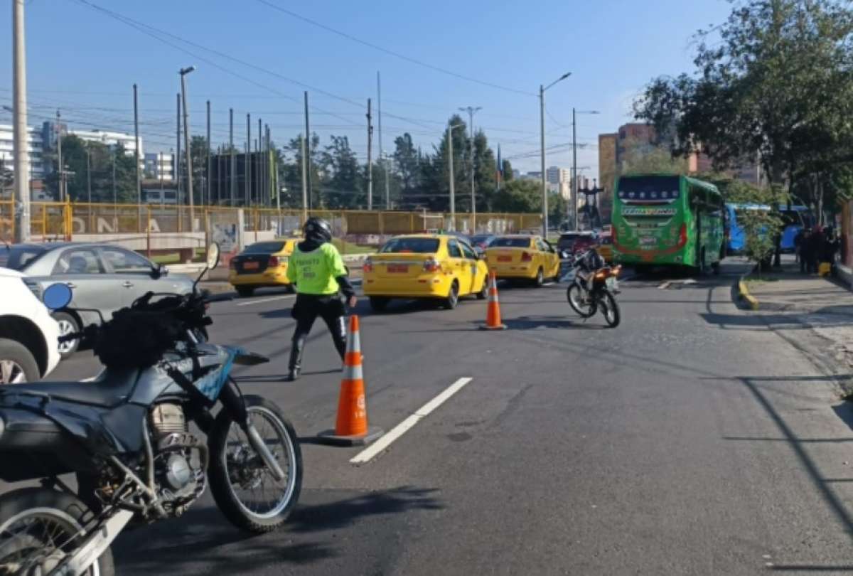 La Av. Velasco Ibarra y Ladr&oacute;n de Guevara permanece cerrada mientras se realizan los procedimientos correspondientes.