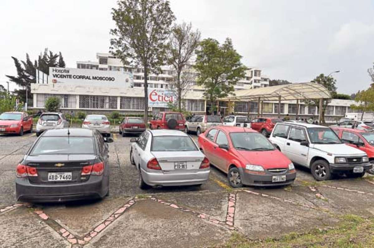 El estacionamiento del hospital es para uso exclusivo de sus funcionarios. Carros particulares y unidades de taxis ingresan en esta zona con el pretexto de dejar y recoger a los pacientes. FOTO: JOS&Eacute; LUIS LLIVISACA 