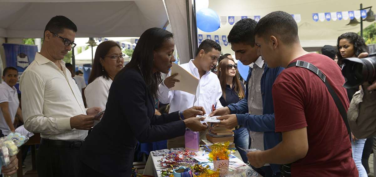 La Universidad de Guayaquil desarroll&oacute; una feria acad&eacute;mica para mostrar los servicios que oferta a los estudiantes.