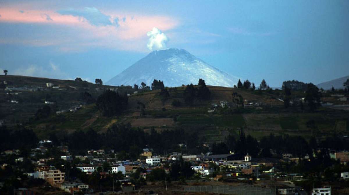 Cuando el cielo se despeja, como ocurri&oacute; en las &uacute;ltimas semanas, el volc&aacute;n Cotopaxi puede apreciarse desde diversas ciudades de la zona centro. Foto: Roberto Ch&aacute;vez / El Tel&eacute;grafo