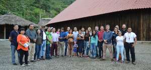 Periodistas nacionales y extranjeros en compa&ntilde;&iacute;a de representantes de las embajadas canadiense y brit&aacute;nica visitaron el Centro de Interpretaci&oacute;n Shuar de Zamora Chinchipe, donde conocieron su historia y degustaron de su gastronom&iacute;a.