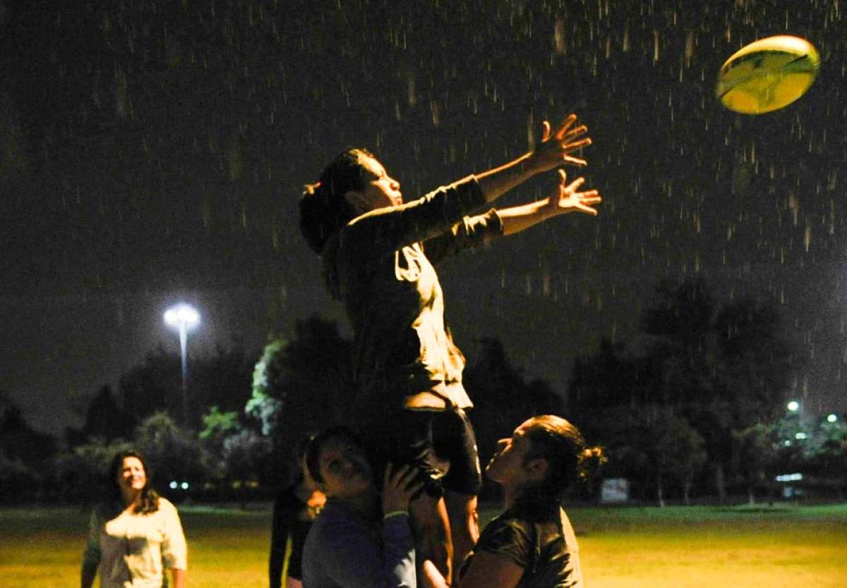 Sostenida por Nadia Bejarano y Vanessa Panchana, Karina Naranjo intenta atrapar la pelota. Las J&iacute;baras se alistan para la lid de este fin de semana, en Quito. Foto: Miguel Jim&eacute;nez / El Tel&eacute;grafo