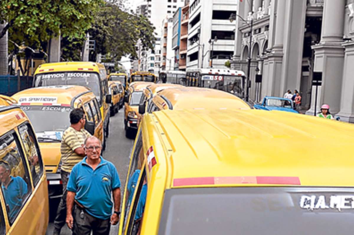 Los expresos estudiantiles que llegaron al malec&oacute;n Sim&oacute;n Bol&iacute;var congestionaron el tr&aacute;nsito por una hora. Foto: Karly Torres / El Tel&eacute;grafo 