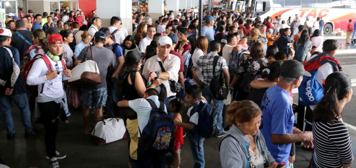 La Terminal Terrestre de Guayaquil, estuvo abarrotada de viajeros por el feriado.