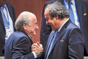 La estrecha relaci&oacute;n que ten&iacute;an Michel Platini (der.) y Joseph Blatter (izq.) se ha resquebrajado. afp