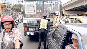 Sesenta agentes de la CTE repartieron, la ma&ntilde;ana de ayer, cerca de 4.000 hojas volantes afuera de un centro comercial. Foto: Karly Torres / El Tel&eacute;grafo