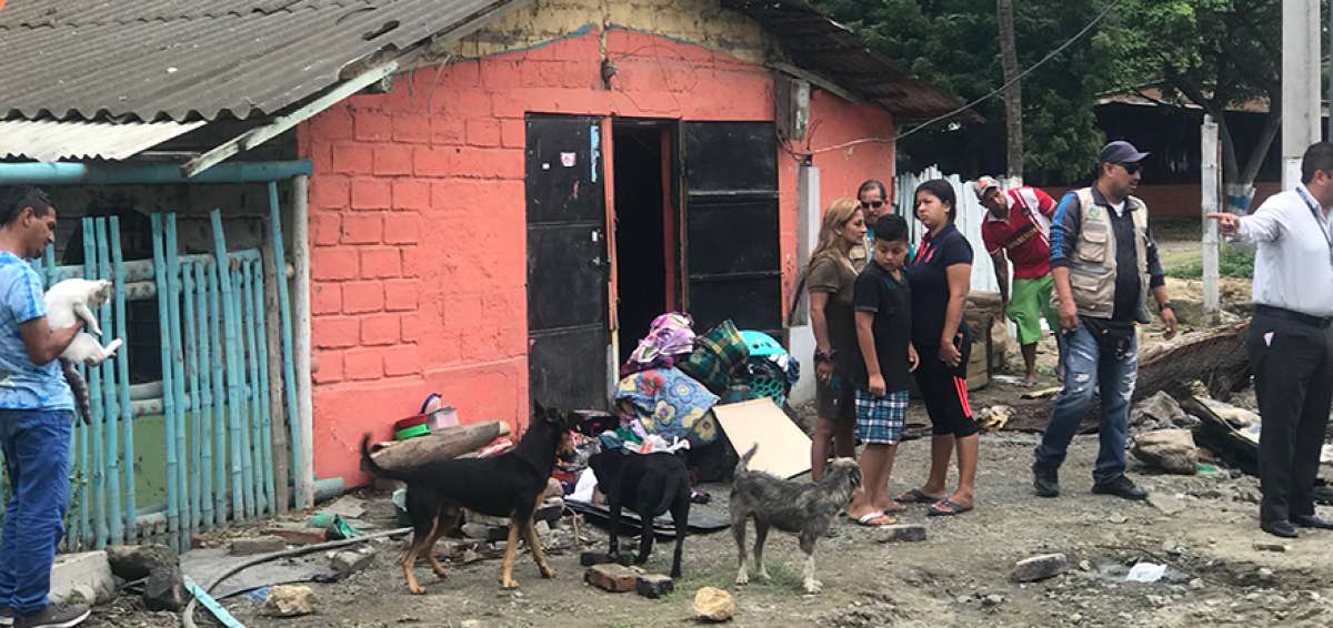 En el malec&oacute;n de Tarqui, en Manta, fueron sacadas las pertenencias de un grupo de personas que viv&iacute;an en condiciones precarias de salubridad.