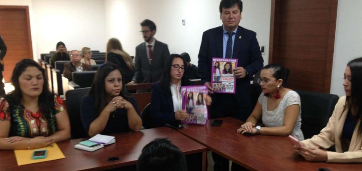 La fiscal del caso, Mayra Soria, y familiares de Juliana, durante la audiencia preparatoria de juicio.