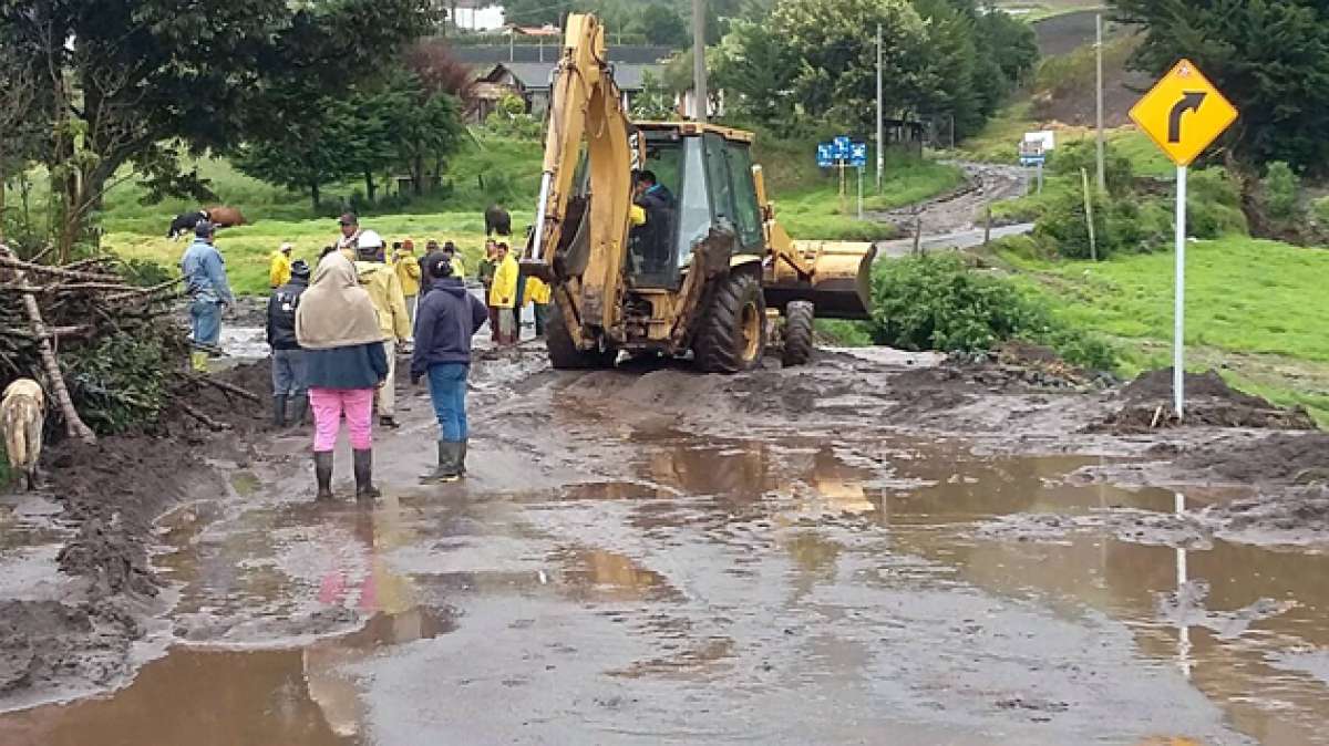 Maquinaria de tres entidades trabaja para desbloquear las v&iacute;as en Patate, en Tungurahua. Foto: Jos&eacute; Miguel Castillo.
