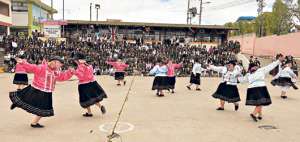 El grupo de adultos mayores del Hospital Ambato, alegraron a alumnos, padres de familia y docentes, durante el show danc&iacute;stico del pasado martes 21 de abril. Foto: Roberto Ch&aacute;vez / El Tel&eacute;grafo
