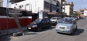 En esta zona adem&aacute;s de carros en proceso de reparaci&oacute;n hay obstrucciones con llantas y otros objetos que no dejan parquear incluso a los due&ntilde;os de casa.  