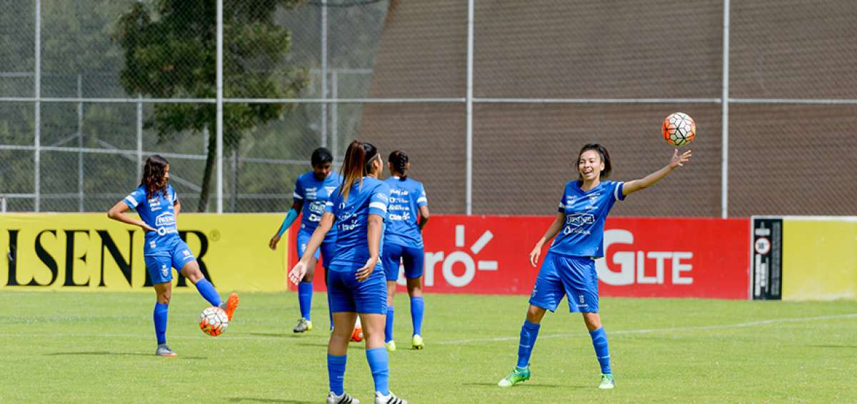 Las jugadoras de la escuadra ecuatoriana de f&uacute;tbol se divierten antes de empezar una pr&aacute;ctica en la capital.