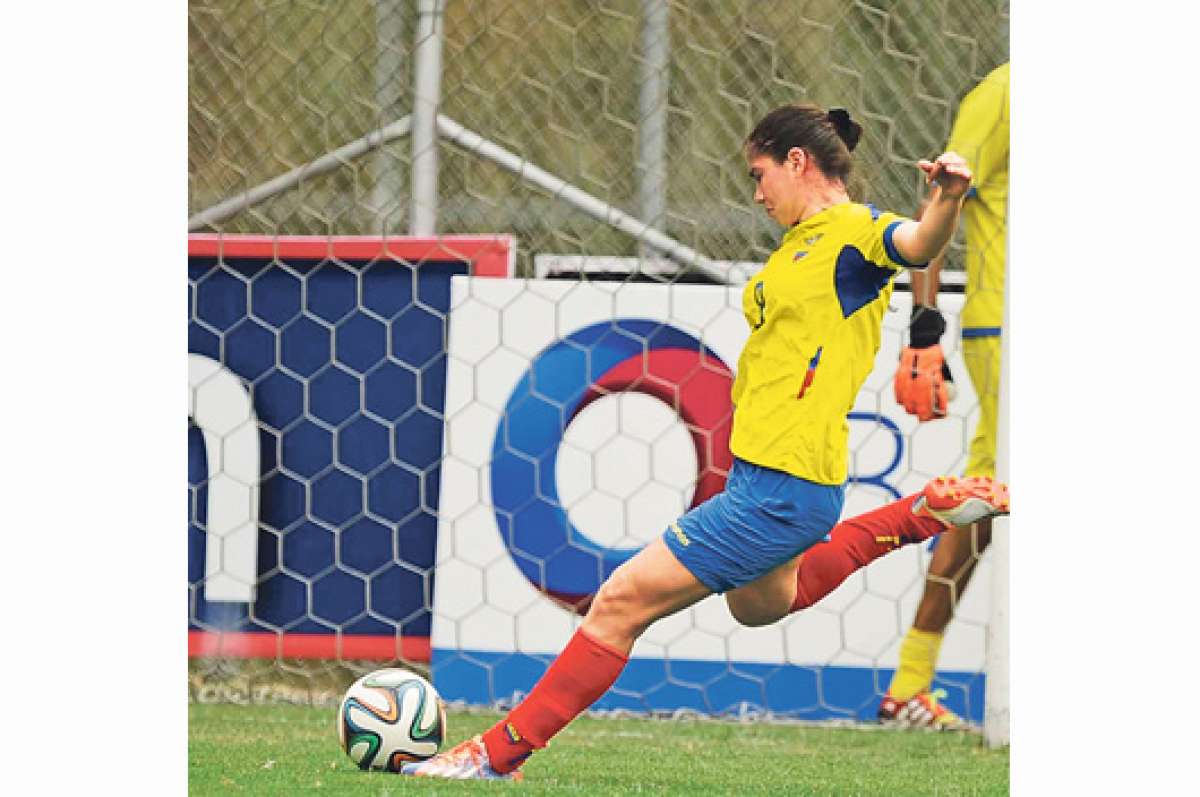 La defensa central Ligia Moreira despeja un bal&oacute;n durante un entrenamiento en la Casa de la Selecci&oacute;n.  Foto: &Aacute;lvaro P&eacute;rez.
