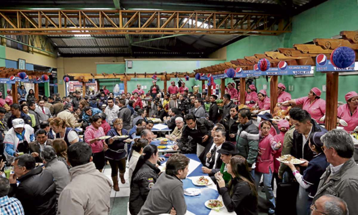 Luego del gabinete itinerante en Riobamba, el Presidente y los Ministros almorzaron en el mercado La Merced. Foto: Cortes&iacute;a / Presidencia de la Rep&uacute;blica