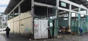 Comerciantes denuncian que las autoridades del lugar no han mejorado las instalaciones del mercado.