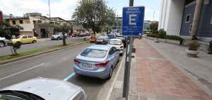 El sistema de parqueo tarifado opera de lunes a viernes, entre 08:00 y 18:00 y la tarifa de uso est&aacute; fijada en $ 0,40 la hora o fracci&oacute;n.
