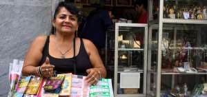 B&eacute;lgica Vallejo es madre y abuela. A pesar de su discapacidad motriz, desde hace 38 a&ntilde;os, vende loter&iacute;a en las calles del centro de  Guayaquil. 