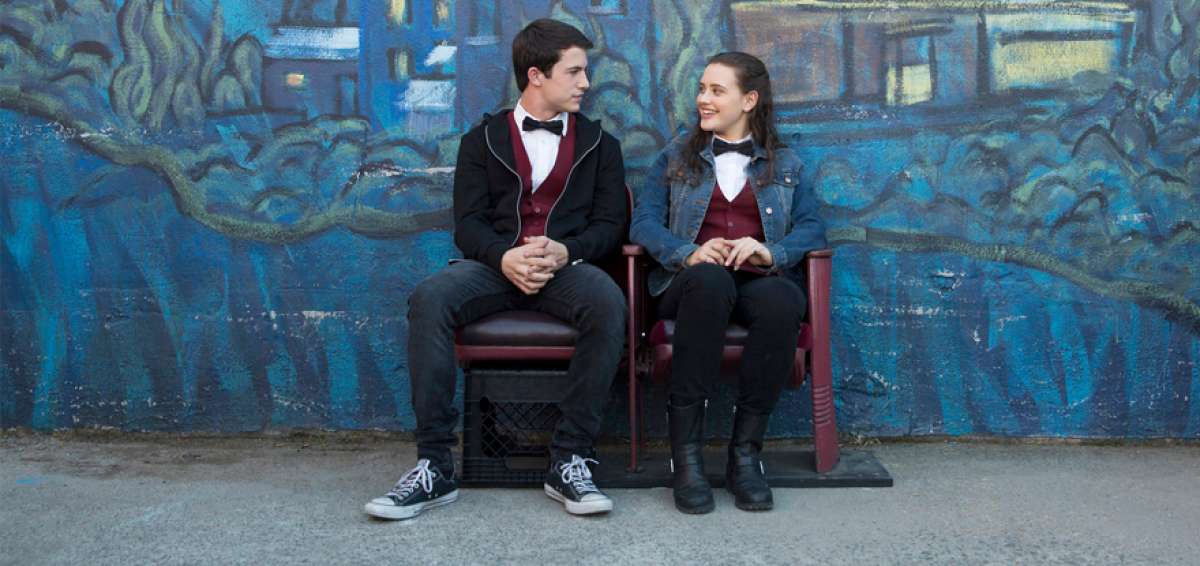 Los actores Dylan Minnette y  Katherine Langford son los protagonistas del seriado juvenil que aborda el tema del suicidio, provocado por el bullying que sufri&oacute; el personaje principal del drama de Netflix.   