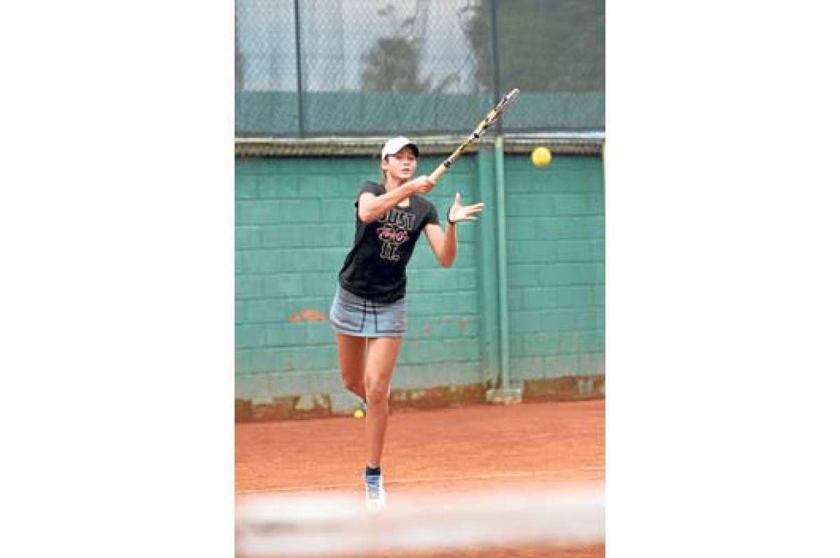 Camila Romero se entrena 4 horas y media diarias junto a su adiestrador, Ra&uacute;l Viver, en el anexo del Guayaquil Tenis Club. Foto: Lylibeth Coloma.