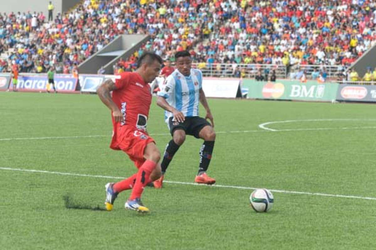 El paraguayo Manuel Maciel (i) desborda por derecha e intenta centrar ante la marca de Jacinto Hern&aacute;ndez, quien fall&oacute; en el segundo gol de la &lsquo;Banda roja&rsquo;. Foto: Lylibeth Coloma / El Tel&eacute;grafo