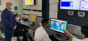 El canciller Luis gallegos observa el trabajo que se realiza en las instalaciones del Inocar.