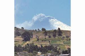 Volc&aacute;n Cotopaxi mantiene actividad interna moderada y superficial baja