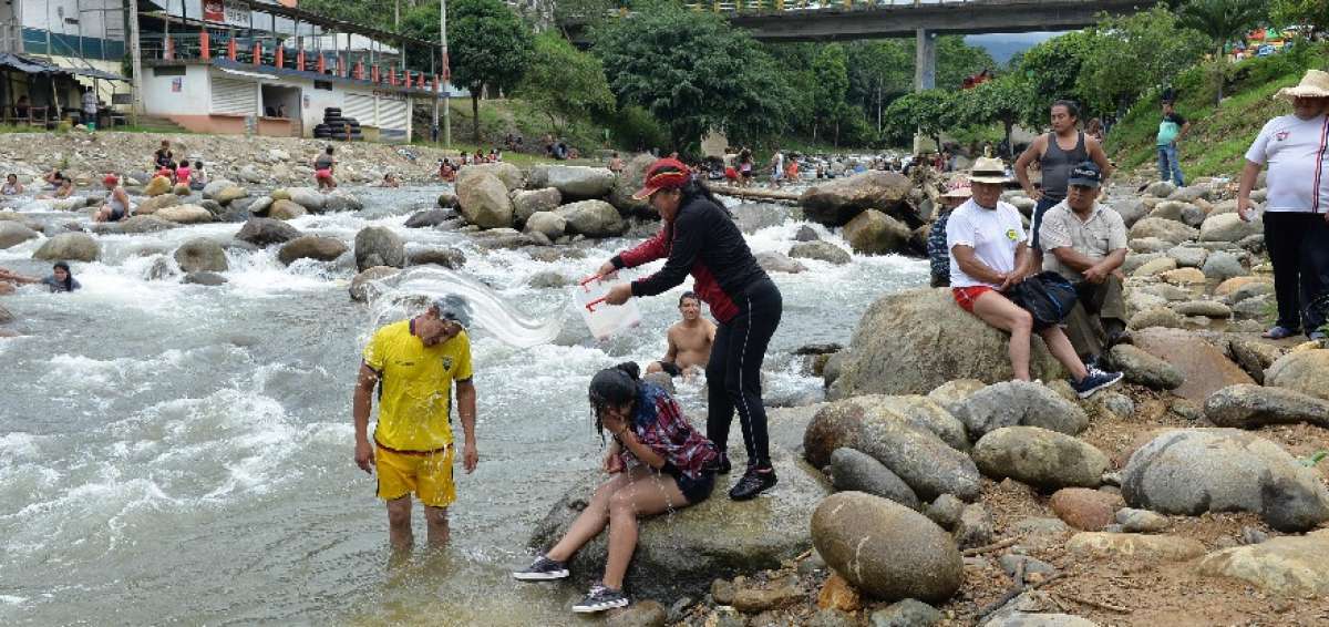 Ba&ntilde;istas prefieren La Cocha, un balneario natural