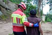 El Cuerpo de Bomberos de Quito acudió a una llamada que alertó que tres personas cayeron a una quebrada