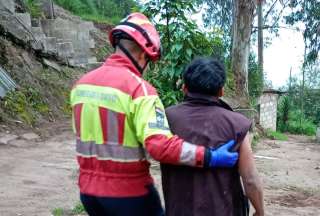 El Cuerpo de Bomberos de Quito acudió a una llamada que alertó que tres personas cayeron a una quebrada