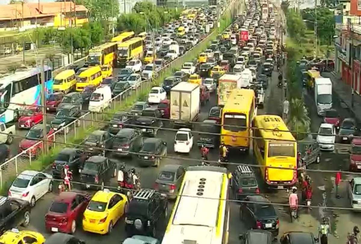 El hecho causó una fuerte congestión vehicular.