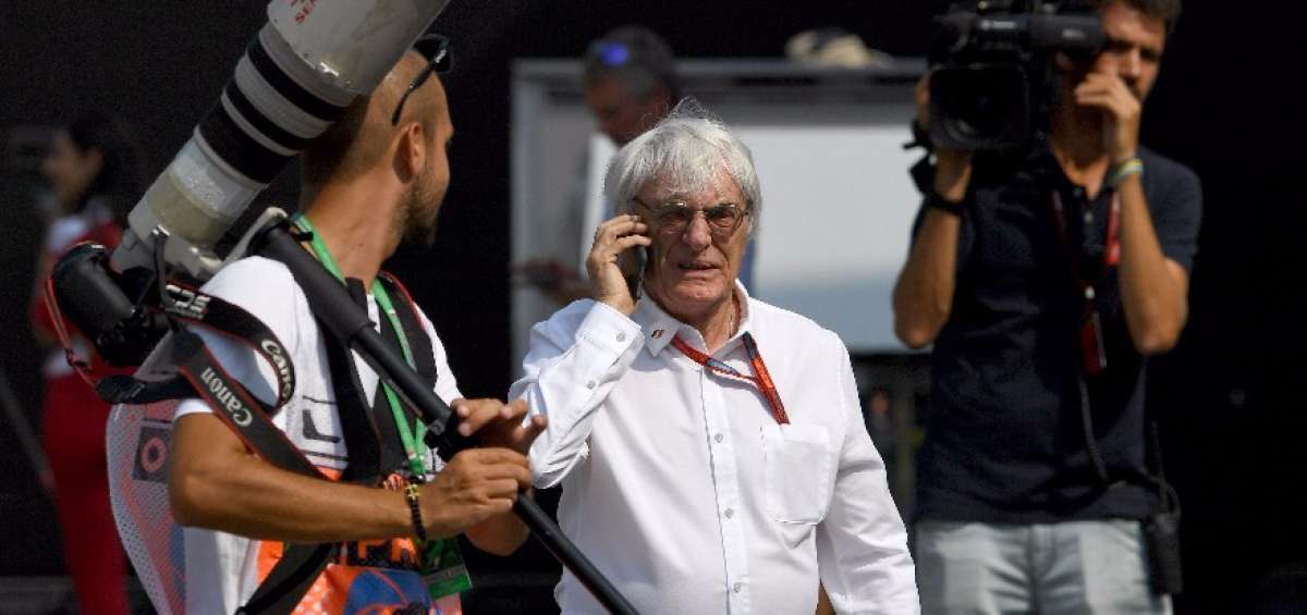 El magnate Bernie Ecclestone (de blanco) es el propietario de la competici&oacute;n que se volvi&oacute; una multinacional. 