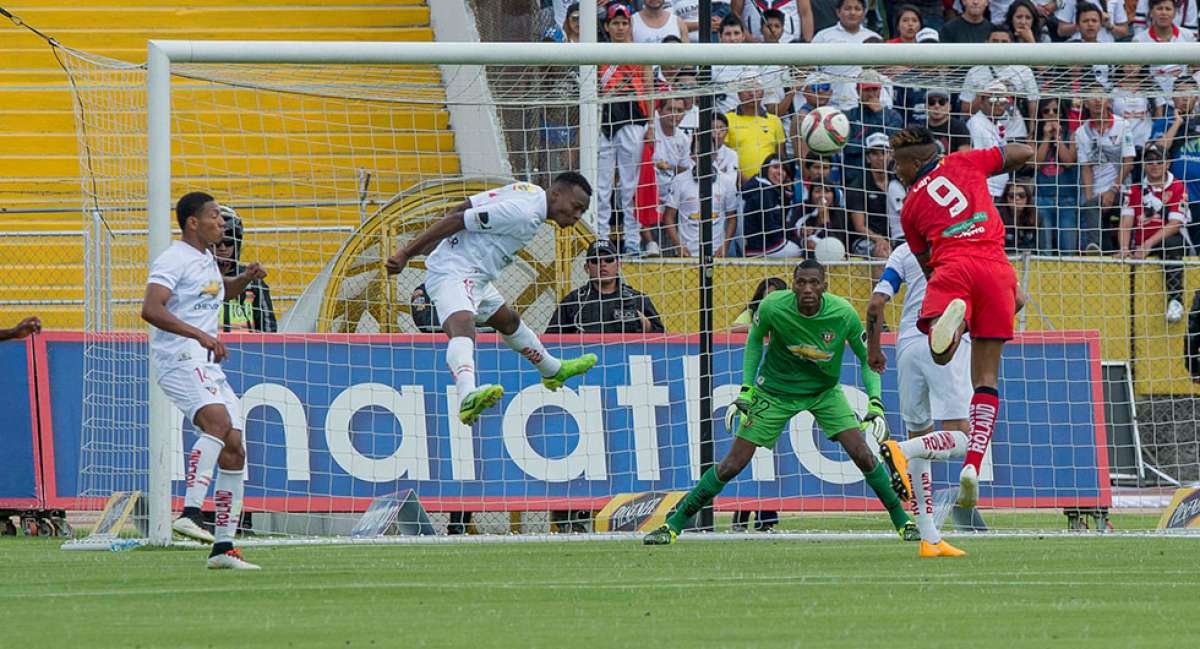 El defensa Jos&eacute; Madrid (c), de Liga, rechaza un remate de Miguel &Aacute;lvarez (d), en un ataque de El Nacional. Foto: Fernando Sandoval/El Tel&eacute;grafo
