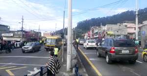 El tr&aacute;nsito vehicular por la Av. Mariscal Sucre se habilit&oacute; en el sector La Comuna alrededor de las 08:00 de ayer, luego de dos horas de protesta.