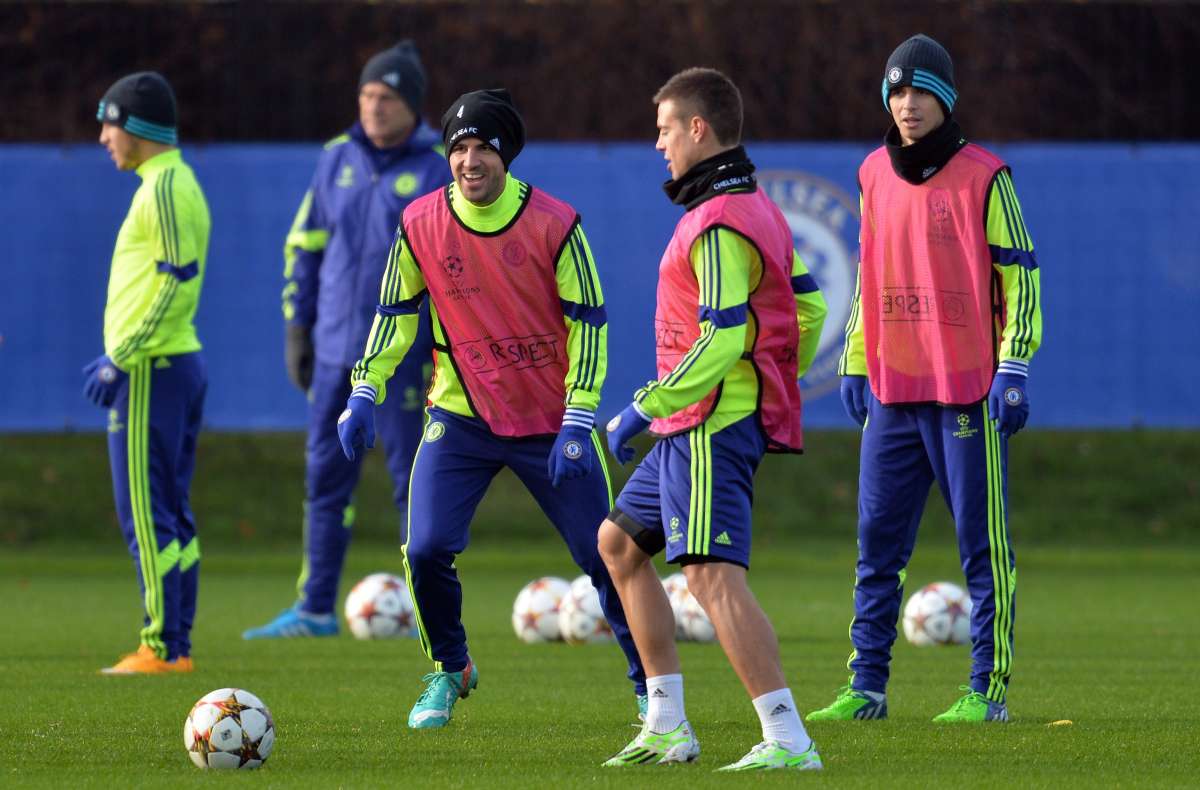 Cesc F&aacute;bregas (c.) asegur&oacute; que llam&oacute; personalmente a Sergio Ramos para aclarar la situaci&oacute;n. Foto: AFP