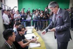El presidente Guillermo Lasso votó en unidad educativa de Guayaquil.
