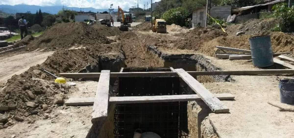 Se construyen sumideros de calzada para evacuar las aguas lluvias de los r&iacute;os Zamora y Malacatos.