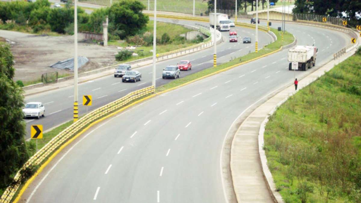 La v&iacute;a Cuenca-Azogues ser&aacute; entregada el pr&oacute;ximo a&ntilde;o y es reconstruida por la empresa Hidalgo&Hidalgo. Foto: Fernando Machado/El Tel&eacute;grafo