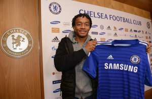 Chelsea confirma el fichaje del extremo colombiano Cuadrado