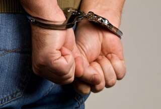 Cuatro policías detenidos en Machala por presunta concusión durante operativo interno