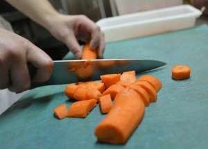 Platos que vuelan, patadas: chefs piden c&oacute;digo contra violencia en la cocina