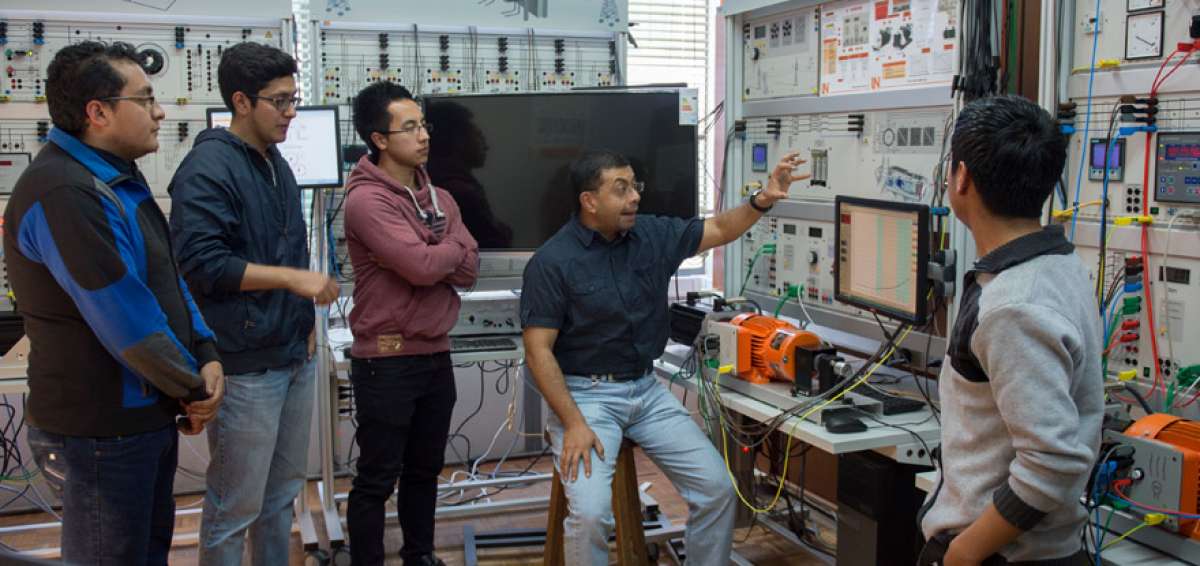 En el Departamento de Automatizaci&oacute;n y Control Industrial, Marcelo Pozo, docente e investigador imparte sus conocimientos a un grupo de estudiantes.